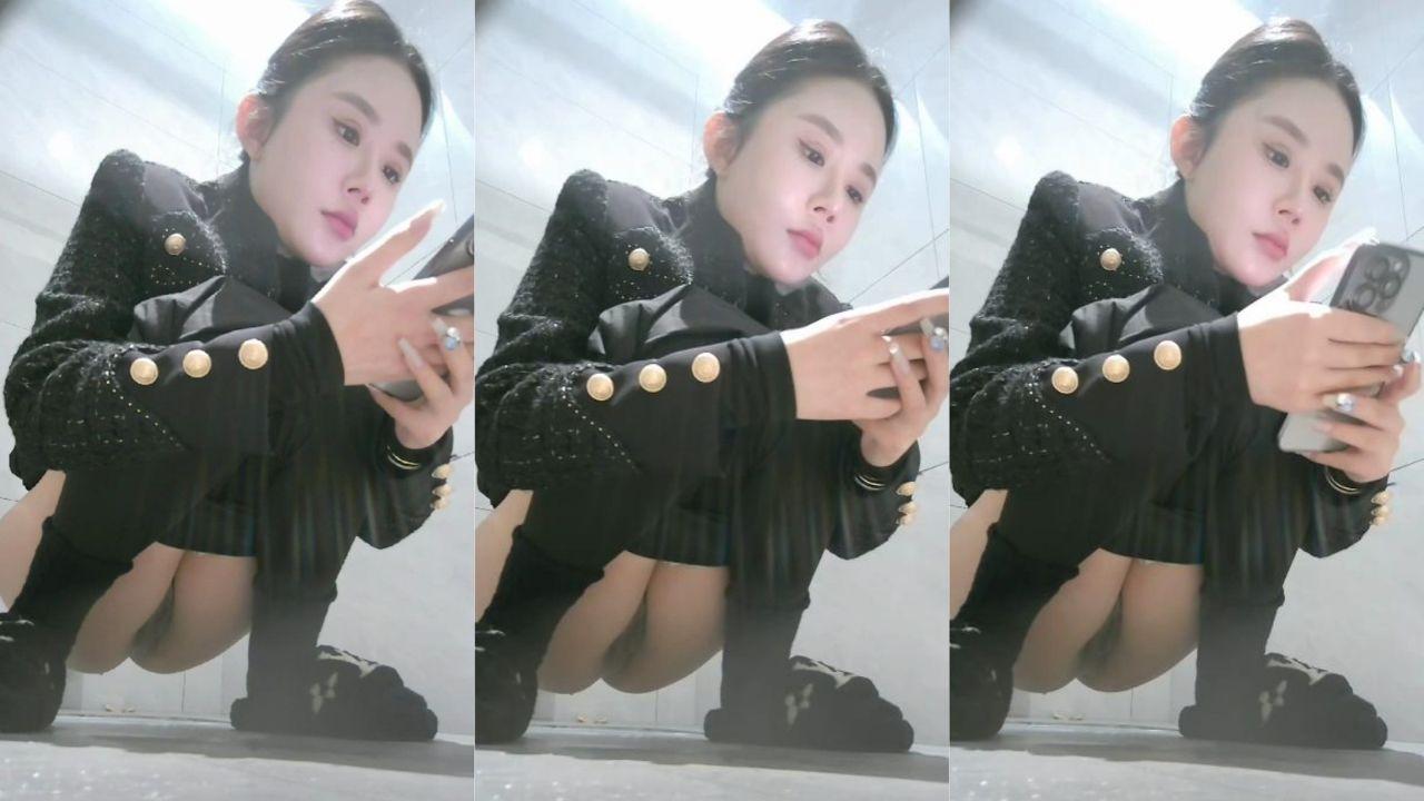 白领妹子厕所偷拍视频流出 拉完尿玩手机摸鱼 气质尤物让人疯狂！