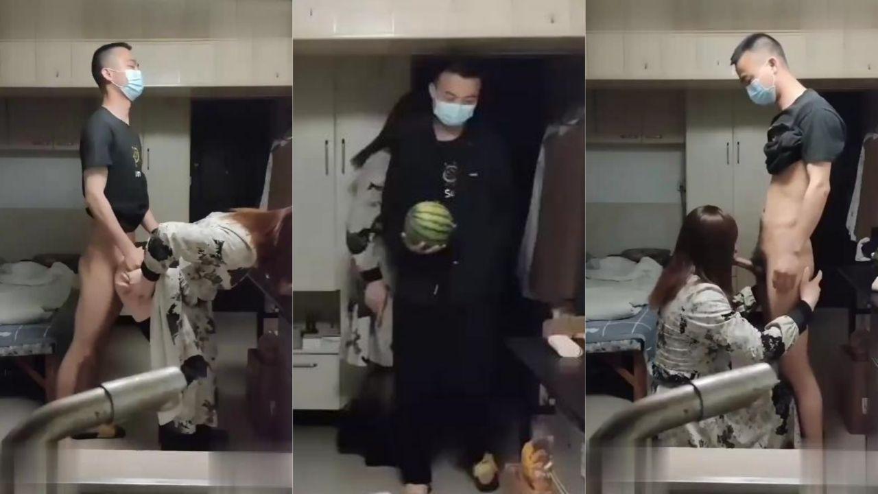 南京红姐事件男主之—西瓜哥 拎西瓜讨红姐欢心 大屌狂操骚菊 操逼不到两分钟秒射！