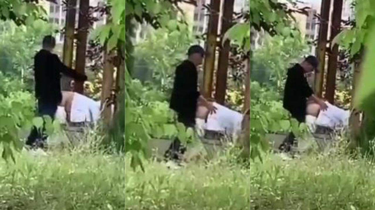 野外偷拍中年男女激情野战视频 后入姿势吃力导致体力不济 白天野战属实是刺激 还是这些人会玩！