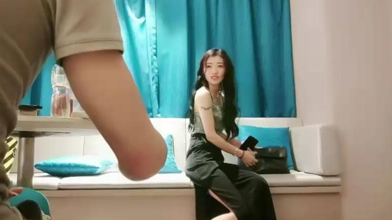 沈先生探花操翻气质长裙妹 妹子刚下海不久 粉嫩鲍鱼被各种姿势深插高潮 嫩穴都要被操坏啦！