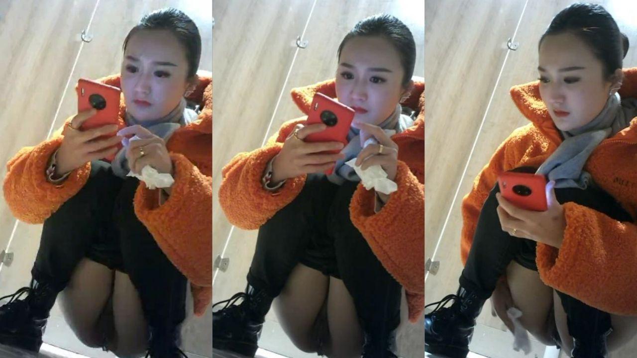 女厕偷拍气质贵妇！一边玩手机一边撒尿毫无防备！私密画面流出！
