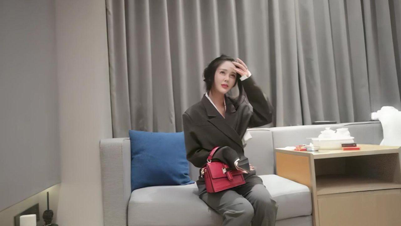 千人斩探花约操花臂西装女 高颜值美乳挺翘 侧入后入啪啪 娇喘无比诱人 可惜这探花鸡吧太短！