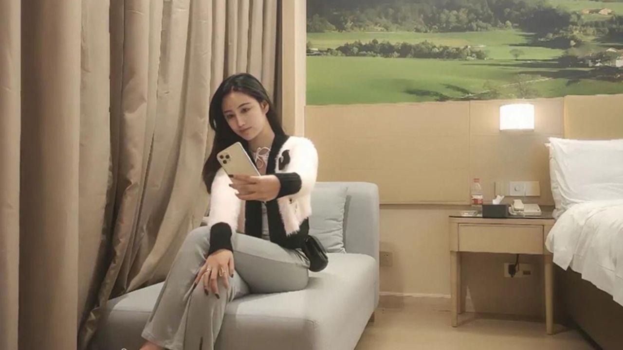 壹屌探花约操神似刘亦菲佟丽娅的极品女神 绝对是近期颜值天花板 灰色紧身裤展露蜜臀 各种姿势花式啪啪！