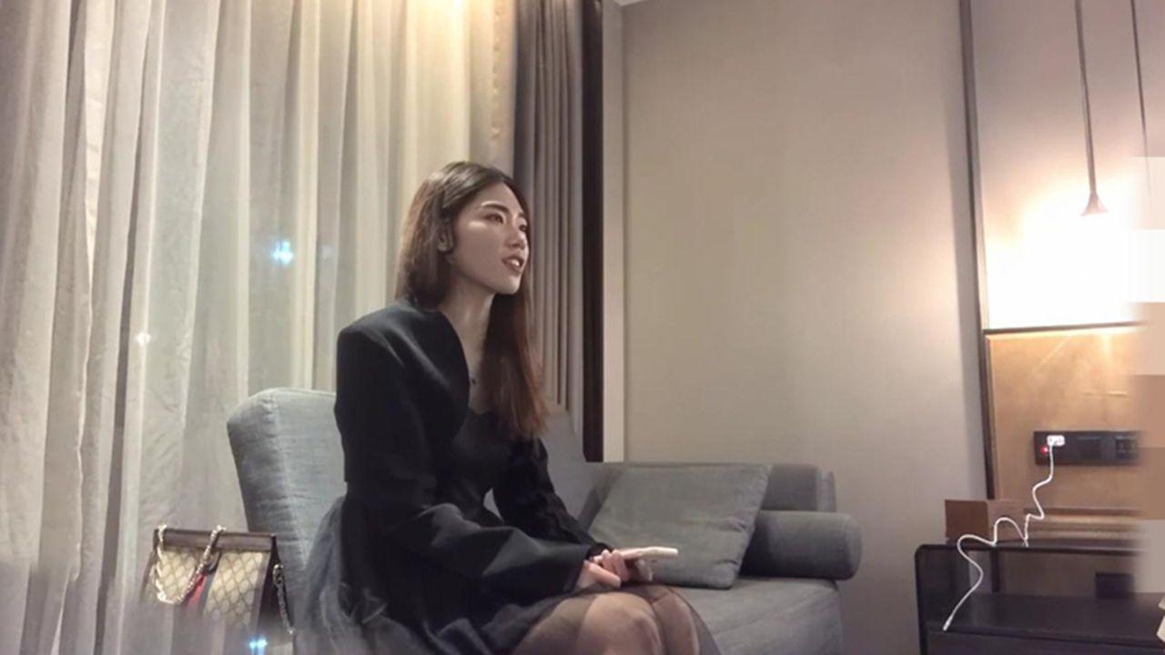 小宝探花3500约炮高端外围 高挑苗条身材黑色纱裙超有气质 沙发舌吻调情 跪舔口交花式后入爆操！