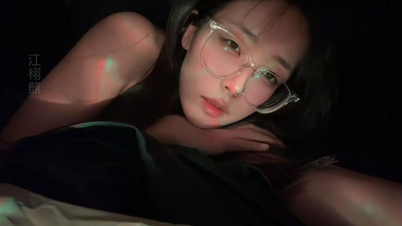 少女网红江栩麒不雅视频泄露 文静眼镜妹私下超骚 黑丝诱惑揉巨乳 劈腿掰穴画面太炸！